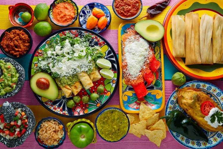 Mesa con una variedad de platillos típicos mexicanos coloridos